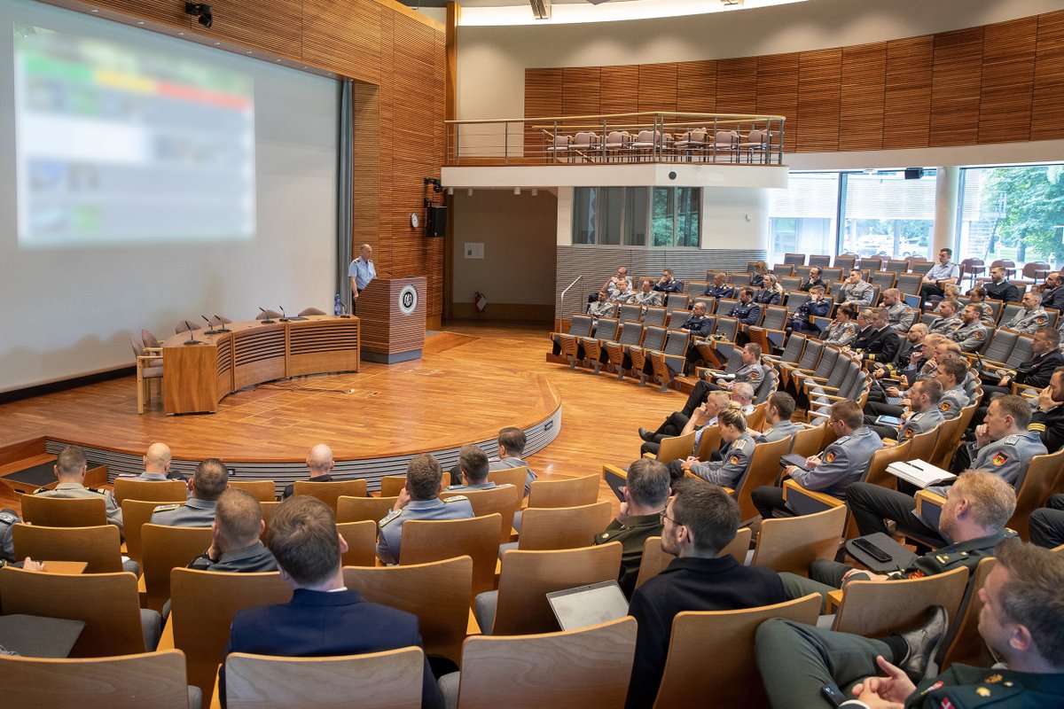 cirbw's tweet photo. #CIR beim Lehrgang General- /Admiralstabsdienst national an der @FueAkBwHH! StvInspCIR GenMaj Jürgen Setzer definiert und unterstreicht den ersten Markenkern des CIR: Treiber der #Digitalisierung der Bundeswehr! Nächste Woche kommt der #LGAN für den zweiten Markenkern nach Bonn. https://t.co/1QPcmkjpdv