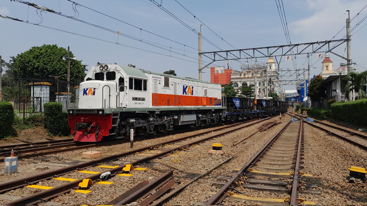 maul_malikk's tweet photo. Hunting sepur edisi hari kemerdekaan #ri78
KLB Kawis Rombongan YK
Potongan JR205
Lori Tata
KLB Kricak/Ballast
#fotosepur https://t.co/zKG1p1ZbSA