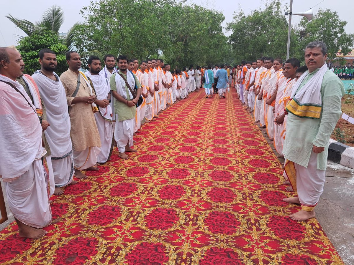 मेरी माटी, मेरा देश अभियान के तहत आज  17-8-2023 को केन्द्रीय संस्कृत विश्वविद्यालय परिसर पुरी में महर्षि सान्दीपनि राष्ट्रीय वेद विद्या प्रतिष्ठान के रा आ वे विद्यालय, सभी वेद विद्यालयों, केन्द्रीयविद्यालय एवं अन्य छात्रों के समायोजन के साथ 1000 वृक्षारोपण अभियान चलाया गया।