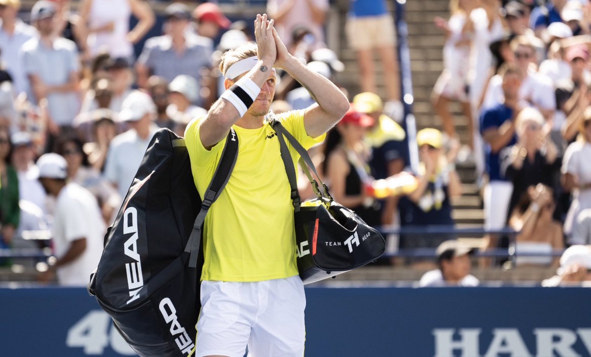 🎾 @alexdavidovich1 se retira al inicio del segundo set ante Djokovic en el Masters 1.000 de Cincinnati por dolores de espalda. 🙏🏻 ¡Te deseamos una pronta recuperación!