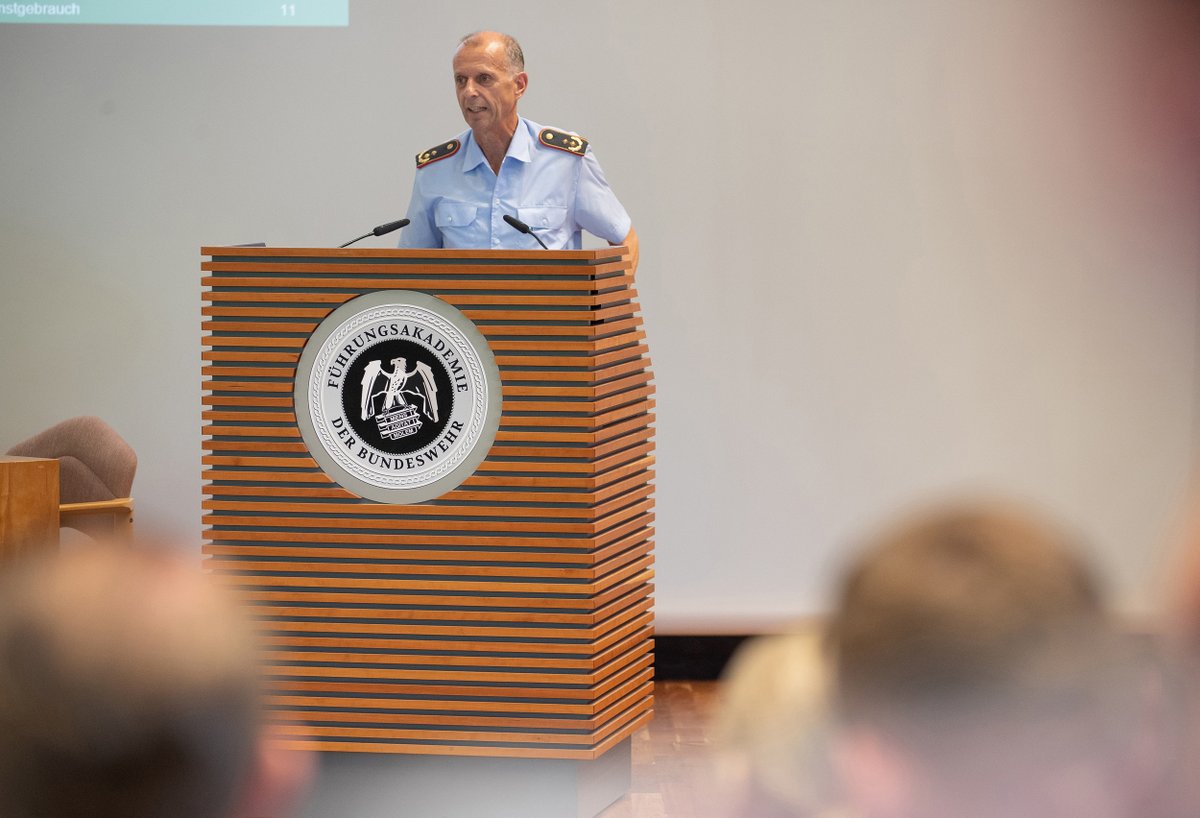 cirbw's tweet photo. #CIR beim Lehrgang General- /Admiralstabsdienst national an der @FueAkBwHH! StvInspCIR GenMaj Jürgen Setzer definiert und unterstreicht den ersten Markenkern des CIR: Treiber der #Digitalisierung der Bundeswehr! Nächste Woche kommt der #LGAN für den zweiten Markenkern nach Bonn. https://t.co/1QPcmkjpdv