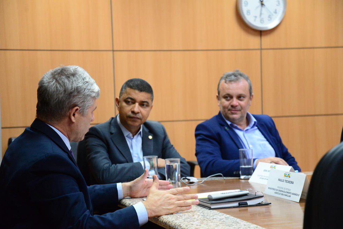 sistemasafma's tweet photo. 📍 DIÁLOGO 

O secretário da SAF @BiradoPindare reuniu-se com o ministro do Desenvolvimento Agrário e Agricultura Familiar, @pauloteixeira13 e com o @ConsorcioNorde2 , nesta quarta-feira (16), em Brasília (DF).

#safma https://t.co/7OgLrRUMi6