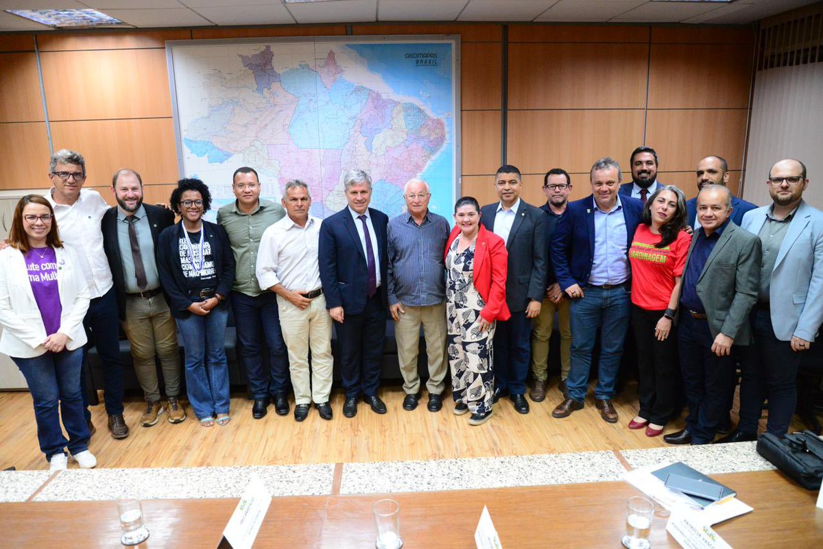 sistemasafma's tweet photo. 📍 DIÁLOGO 

O secretário da SAF @BiradoPindare reuniu-se com o ministro do Desenvolvimento Agrário e Agricultura Familiar, @pauloteixeira13 e com o @ConsorcioNorde2 , nesta quarta-feira (16), em Brasília (DF).

#safma https://t.co/7OgLrRUMi6
