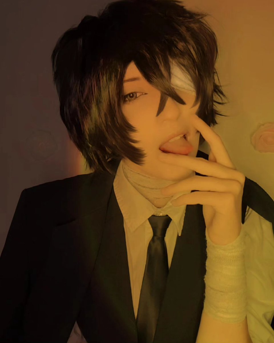 riuucos's tweet photo. hi all! here is my first dazai cosplay, i'm proud with the result as a first time <3 
hope u like it, i call you the bsd community!

#dazaicosplay #dazaicosplayer #dazaiportmafiacosplay #bungoustraydogscosplay #bungostraydogscosplay #bsdcosplay https://t.co/ENpsVlzKz5