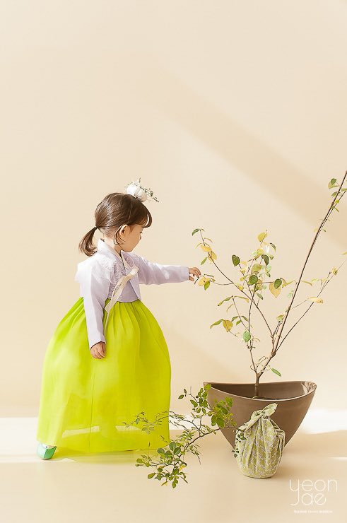 all_dresses_'s tweet photo. 내 마음속 아동한복 1위 연재한복
아기들 특유의 빵실뽕실함을 제일 잘 살려준다고 생각한다. 저 치마라인이 진짜 너무너무너무귀여워 ( ɵ̥̥ ˑ̫ ɵ̥̥) https://t.co/4SZh6QQIbb
