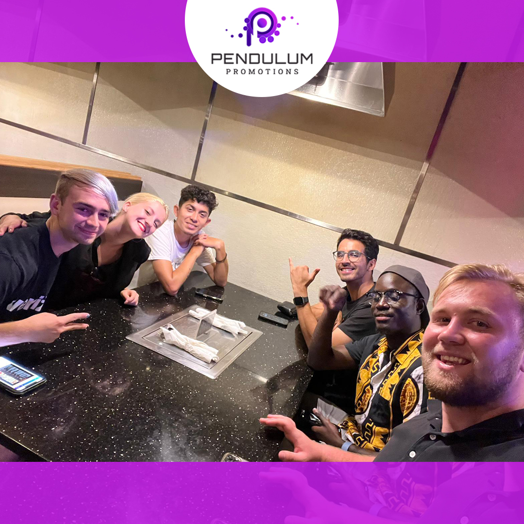 PendulumPromo's tweet image. Teams that eat together, stay together! 🍗🔥

#PendulumPromotions #TeamBonding #UnityThroughFood #StrongerTogether #EatingAsATeam #Teamwork #BuildingRelationships #OfficeCulture #WorkFamily