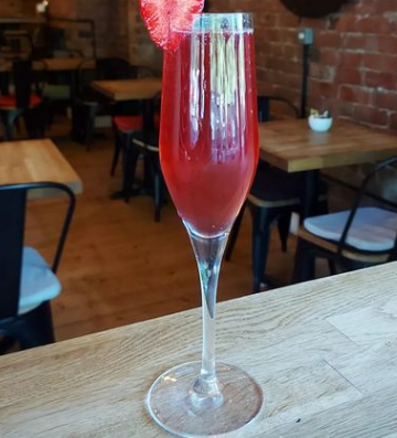 With weather like this you'd think we were in the Med! We've got plenty of refreshing drinks to keep you hydrated this evening, so why not come by and try this latest addition to our cocktail specials, the Strawberry Basil Bellini! Open until 9pm!