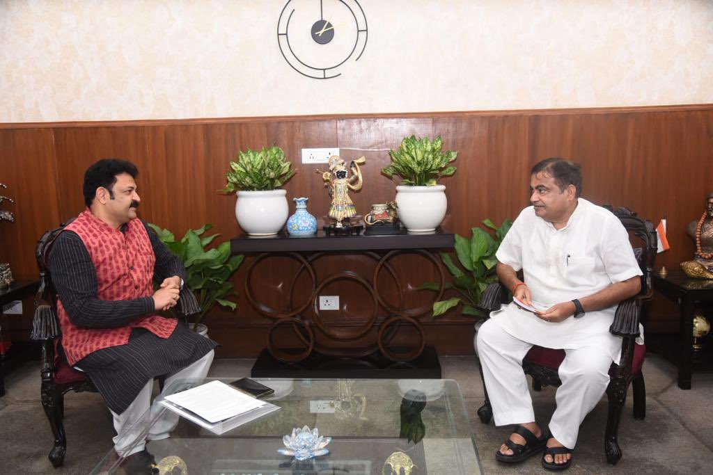Delighted to meet Shri <a href="/actorkkofficial/">Krishnakumar</a> Ji, Kerala's prominent Actor &amp; BJP leader.

On his concerns regarding the prolonged delay in the construction of the Enchakkal Flyover along NH-66, I have directed NHAI regional office to expedite the construction process with utmost