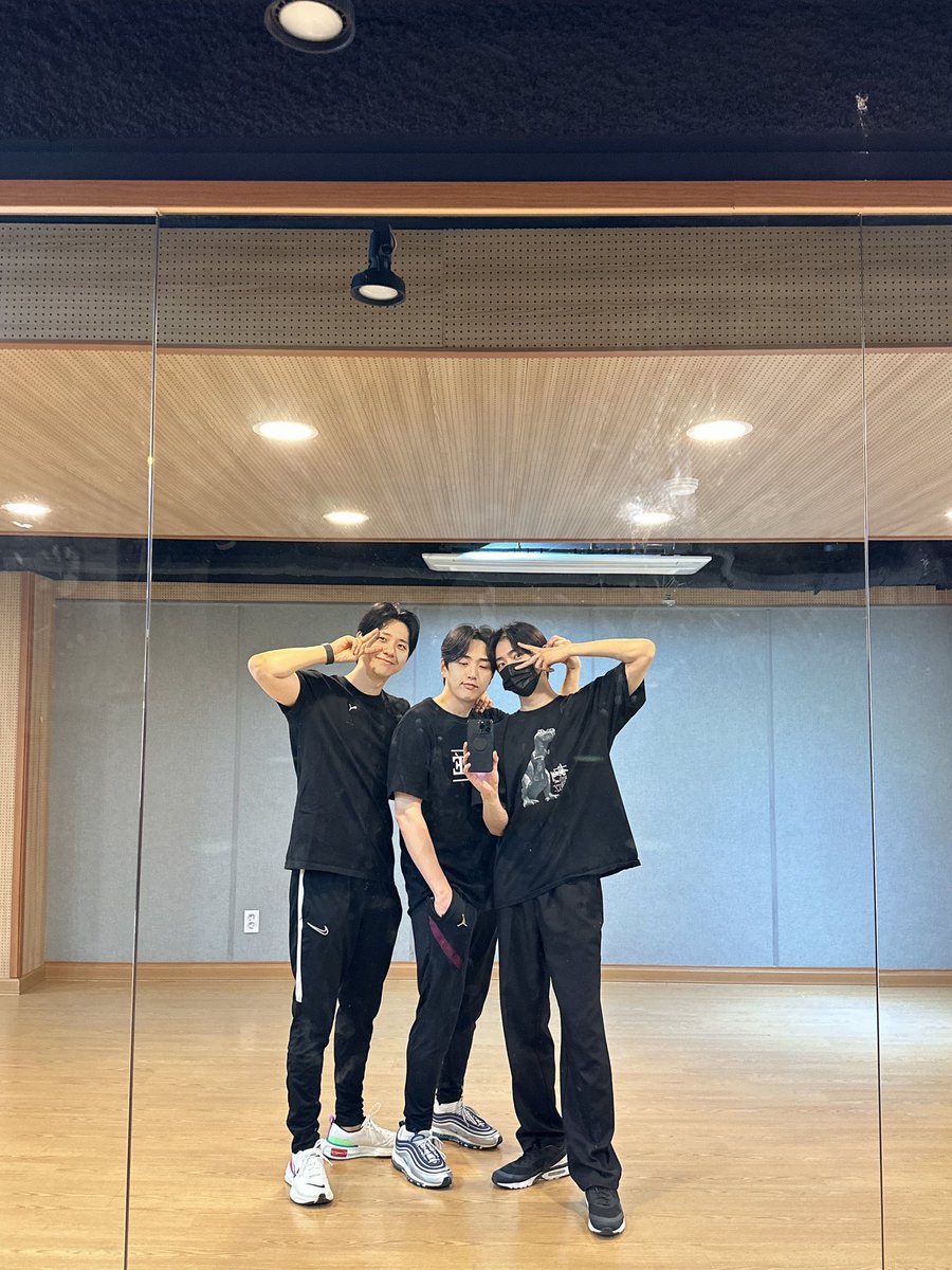 B1A4_CNU's tweet photo. 함께 하니까 너무 좋다❤️ #B1A4 https://t.co/L7dmGHksRt