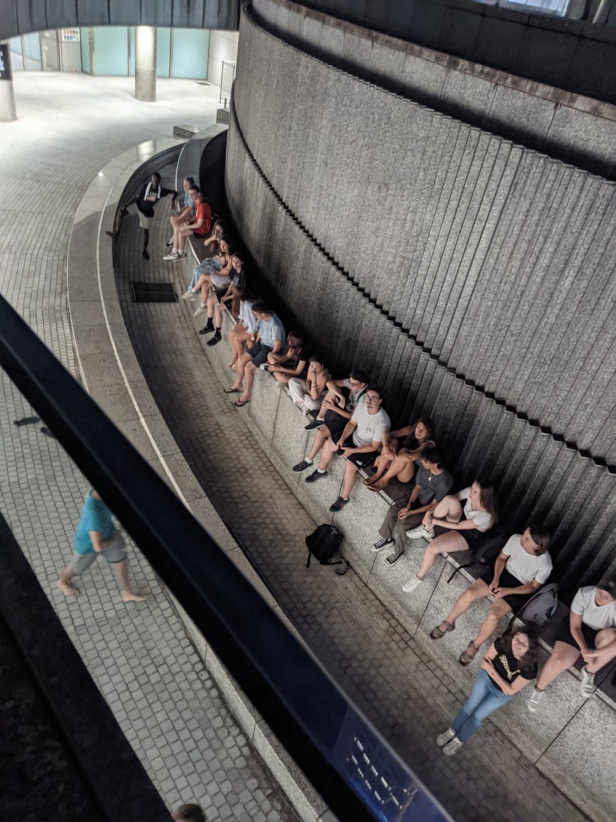 都庁前広場で見かけた違法侵入外国人観光客。。。