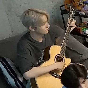 hourlylhs's tweet photo. hee-guitar ! #heeseung https://t.co/XGTEZbrUa2