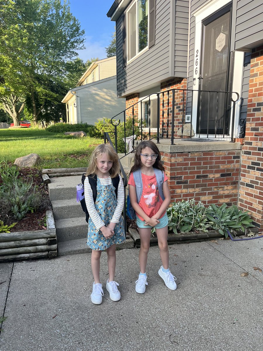 ZoneStar26's tweet photo. #fennfirstday Lily & Riley first day! https://t.co/fjo9B2KvFR