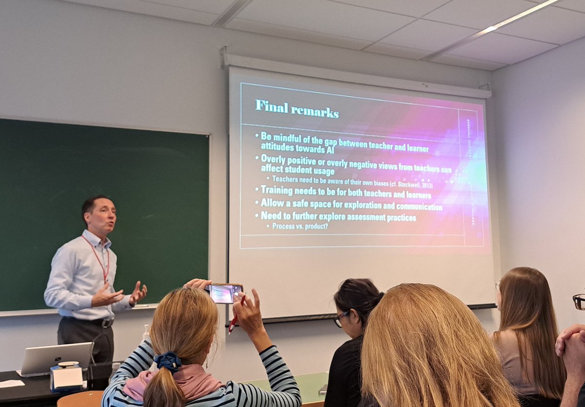 Great talk by @GlennStockwell on using #MachineTranslation and #ChatGPT in the classroom and the need to train both students and educators in effective use of #AI #eurocall2023 @EurocallLang