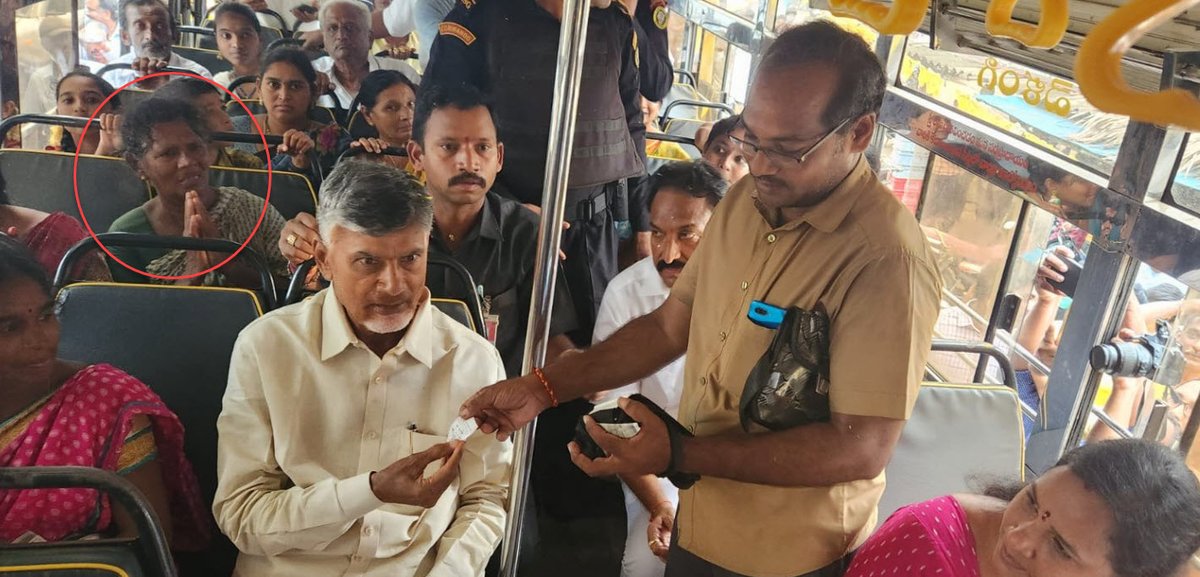 nvkrishna26's tweet photo. చంద్రబాబు నాయుడు .. ఇలా ప్రవర్తిస్తే.. జగన్ రెడ్డి . .   అడ్రస్ గల్లంతు అవుతుంది 

. 
వెనుక వరసలో . .  దణ్ణం పెడుతున్న ఆమెను గమనించారా!

. 
రాజకీయనాయకుడిని . . సాధారణ ప్రజలు "మావాడు" .. అనుకోవాలి. 

వాళ్ళ భాష మాట్లాడాలి. వాళ్ళలో ఒకరిగా ప్రవర్తించాలి https://t.co/z8ev0QkreS