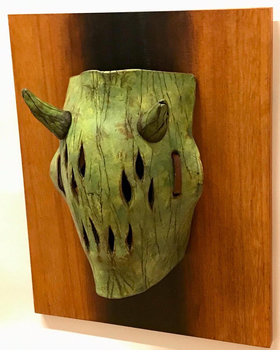 「木霊」

植物の化身みたいなイメージで作りました。
色合いがお気に入りです。

素材:
石粉粘土
アクリル絵の具
革(紐部分)

#仮面
#mask
#maskmaking