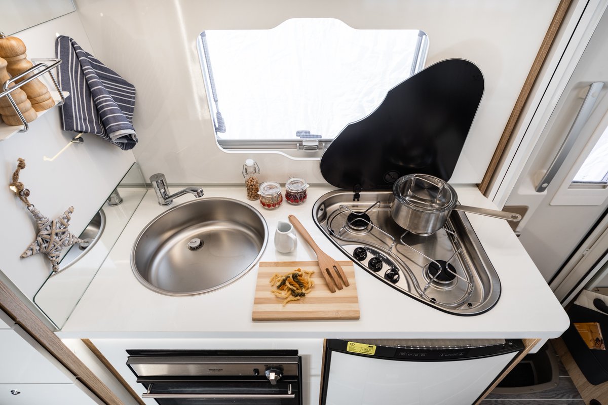 justgouk's tweet photo. All our motorhomes come with modern, stylish kitchens that include a gas oven &amp; grill, gas hob and fridge/freezer, and all the pots, pans, crockery and cutlery you need to cook your favourite dishes. Book your adventure now and enjoy tasty travels: https://t.co/yzIO4uEmoZ https://t.co/zlGsqvMnto