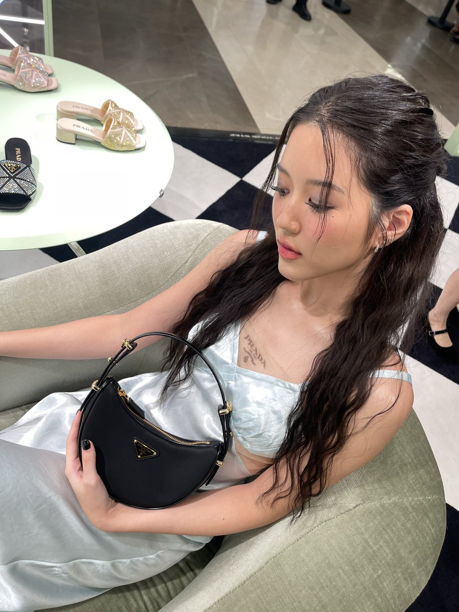 mintmag_th's tweet photo. สวยสะกด! #MintReports พาส่องลุคสวยปังของ #จูเน่ ใน Prada Pop Up ณ สยามพารากอน ที่ผ่านการออกแบบอันเป็นเอกลักษณ์เฉพาะตัวของ Prada 💚

#juneiperb0i 
#MintMagTH https://t.co/4aIgPdirHO