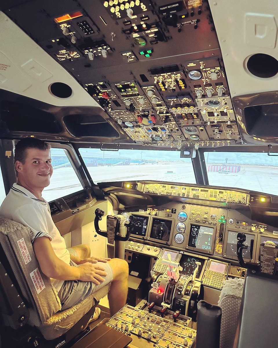 Satisfaction to see the smile of our customers 😁Thank you very much for your visit Stefan! , you are an excellent pilot!!!! ✈️
#hangar10 #LELL #QSA #B737simulator #simulator #flighttraining #virtualflight #avgeek #avgeeks #aviationgeek #msfs2020 #prepar3d #p3d #ivaoes #ivao