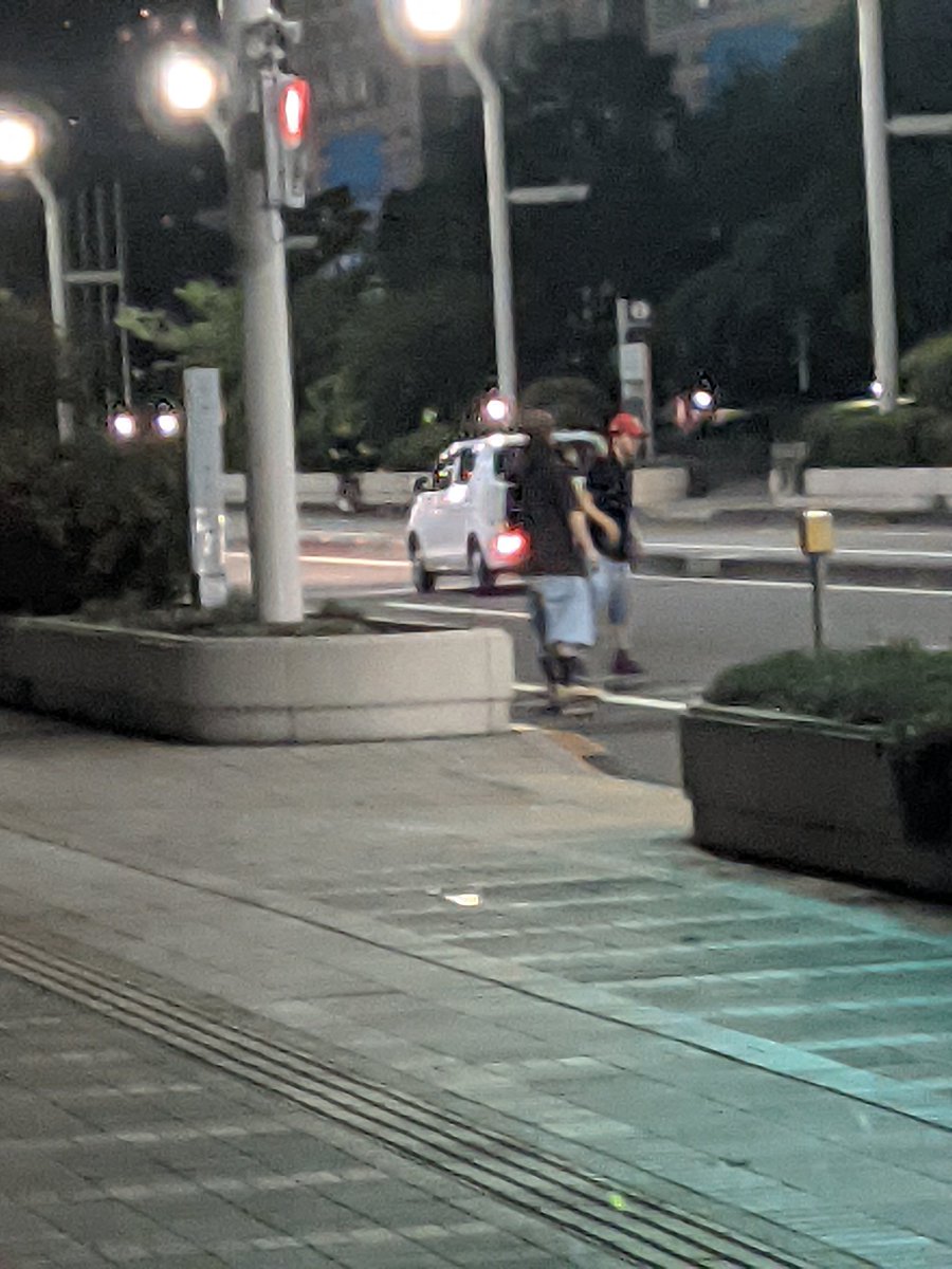 都庁第一庁舎前、いつも車道でスケーボーする人たち、張り紙では有意性は無いと思うのかな。。。