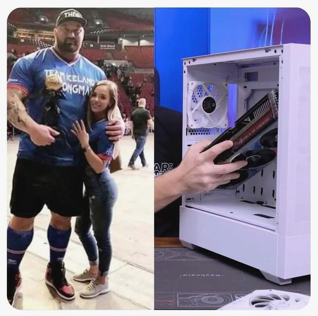 ContraseaPC's tweet image. ¡Esta foto me sacó una carcajada! 😅 No importa cuánto tiempo pases frente a una pantalla, siempre habrá momentos divertidos. ¡Ven a nuestra tienda de informática y descubre cómo la tecnología puede alegrarte el día!💻🤣 #RisasTecnológicas #MomentosDivertidos #TecnologíaConHumor