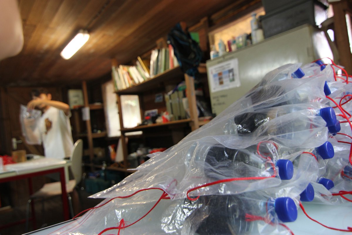 #Inselberg, salle sèche : Thibault Laffargue, doctorant en #écologie #évolutive  prépare une série de pièges pour échantillonner des drosophiles🪰. Il étudie le microbiome de différentes communautés en #Guyane🇬🇫 et son rôle dans les dynamiques d'invasion d'espèces. 
📸ES