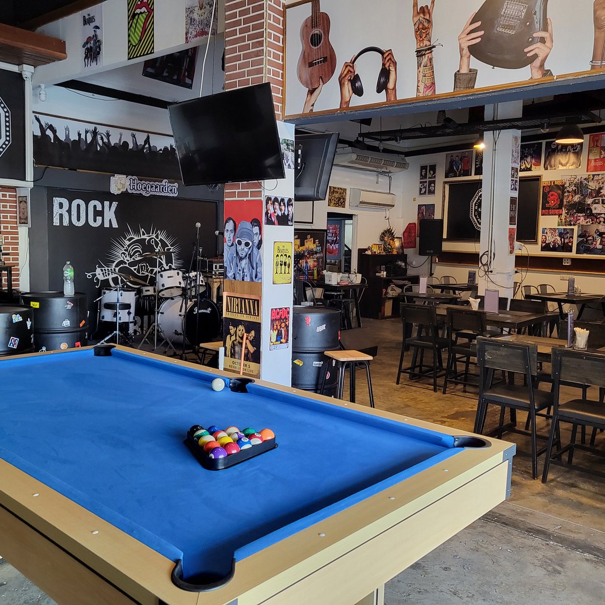 MadBulldogBKK's tweet photo. Yeaaah.. we've got a table 🎱 and it's freeeeee..! @MadBulldogBKK
#Sukhumvit71 #PraKhanong #LiveMusic #DrinkEatRock https://t.co/KCcvOxlrRf