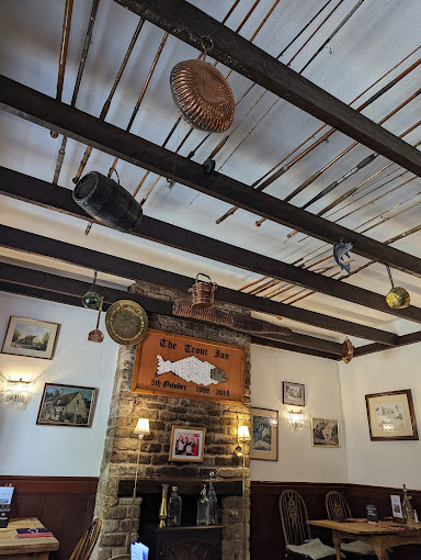 Trout Inn Lechlade tweet media