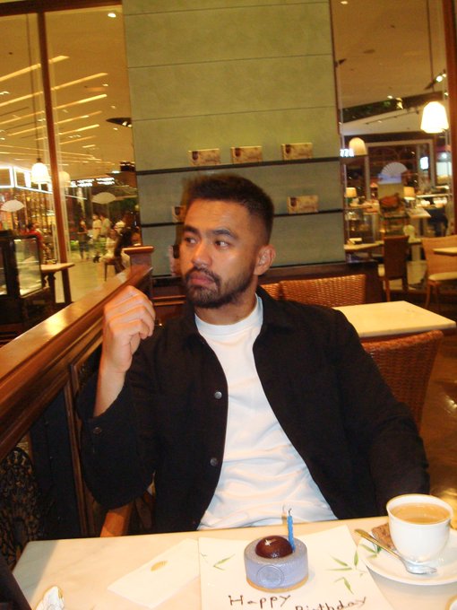 45 is the new 25 😏🎈 https://t.co/6Y3YjAu13l