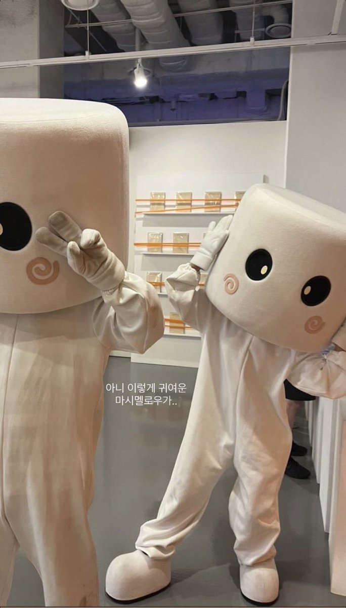 stitch_pololo's tweet photo. ความน่ารักของพี่ลี่"ไอยู"คือแอบใส่ชุดมาชเมลโล่วมาเซอร์ไพร์สแฟนๆในนิทรรศการ ตอนแรกไม่มีคนรู้มารู้ตอนหลัง ไอยูยังเอาบัตรเครดิตซื้อกู้ดให้ด้วย แถมนั่งหมุนกาชาปองแล้วมาให้แฟนๆอีก น่ารักมากกก ข่าวเกาหลีลงความน่ารักของพี่ลี่กันเต็มมีแต่คนชมพี่กัน💓 https://t.co/SFu4XWfapS