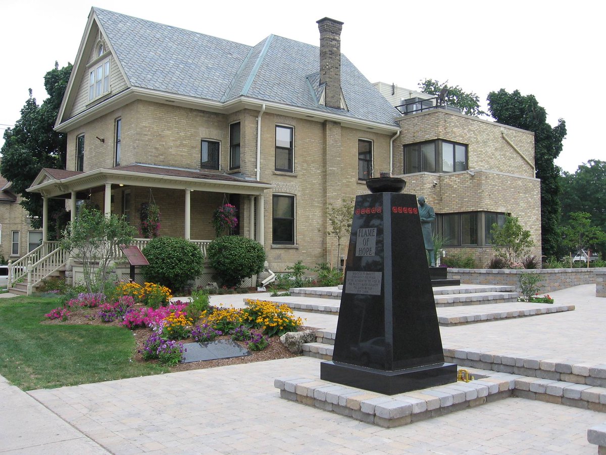 HISTORY
“The Birthplace of Insulin,” Banting House is where Dr. Banting woke up at 2 a.m. on the morning of 10/31/1920 with the idea that led to the discovery of insulin. Banting House was officially declared a National Historic Site on July 7, 1999. See ALT
@BantingHouse