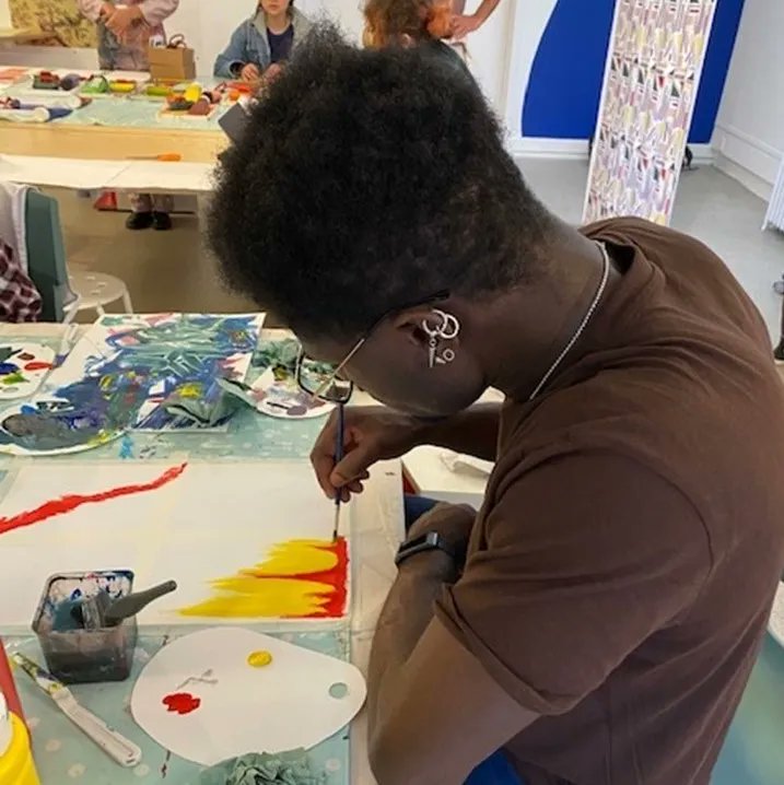 Fantastic Leeds Art Gallery #youthcollective takeover this week in Artspace! Members of the Youth Collective lead youth engagement workshops relating to abstract art, DJ-ing, creative writing, lino printing inspired by @soniaboyce artist @child_leeds @LEEDS_2023 @LeedsMuseums 🤩
