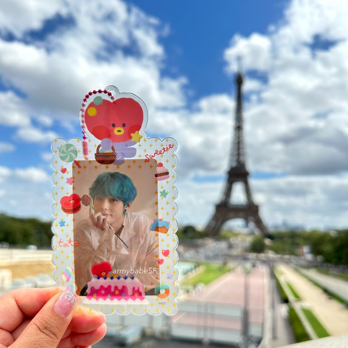 armybabeSF's tweet photo. ✨KTH✨

STREAM “Love Me Again” &amp; “Rainy Days” 

PC: Memories 2019 DVD PC
PC Holder: BT21xMonopoly Dessert
📍 Eiffel Tower, Paris

#kth #thv #kth1 #TAEHYUNG #KimTaehyung #tae_layover #bts @BTS_twt #Layover_V https://t.co/eedtaSvMl9