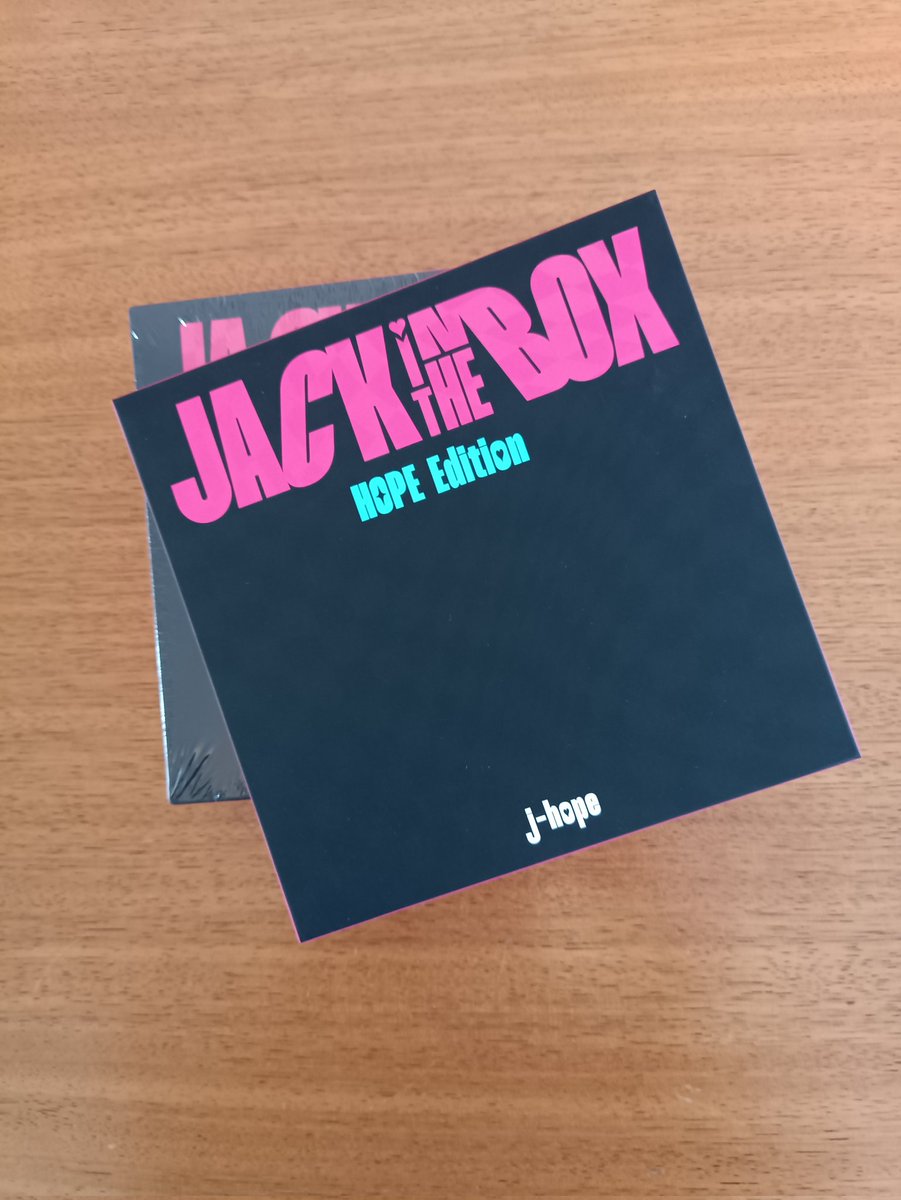 CaprinaSummers's tweet photo. HE'S HERE - A DAY EARLY!!!
Feeling very emotional just now.
(Don't worry, physicals don't count for charts in the UK and I won't post any spoilers - but I will say WORTH EVERY PENNY!!)
#JHOPE
#JackInTheBox_HopeEdition
#jackintheboxrecomeback https://t.co/8hid82rqof