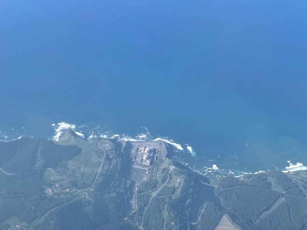 JjMartc's tweet image. #Geografía Un poco de #alavionismo tras despegar de #Bilbao
Central Nuclear de #Lemoniz, construida sobre la cala de Basordas, #Vizcaya. Nunca llegó a entrar en funcionamiento, aunque eso es ya otra historia