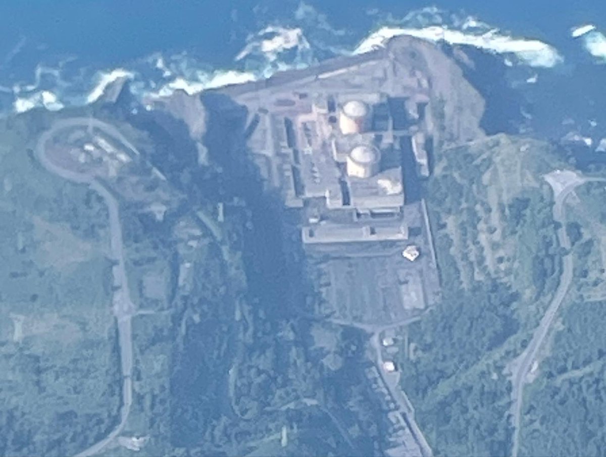 JjMartc's tweet image. #Geografía Un poco de #alavionismo tras despegar de #Bilbao
Central Nuclear de #Lemoniz, construida sobre la cala de Basordas, #Vizcaya. Nunca llegó a entrar en funcionamiento, aunque eso es ya otra historia