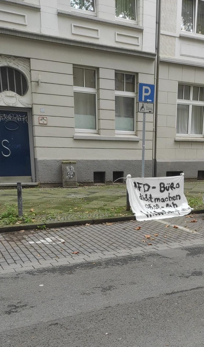 Ob ihr es glaubt oder nicht, die Nazis haben gerade die Werbetransparente für #do0508, für deren Einsammeln sie sich soooo gefeiert haben, zum Nordpol gebracht und zurückgegeben?!
Also, mit mäßigem Erfolg, aber zumindest zwei sind recht ordentlich aufgehangen
#NoNazisDo