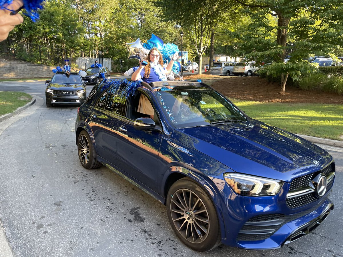 Morning drop-off on the first day of school culminates with the 6th grade leadership class celebratory caravan. Welcome the the Trinity Class of 2024–looking forward to a great year! #trinitylearns