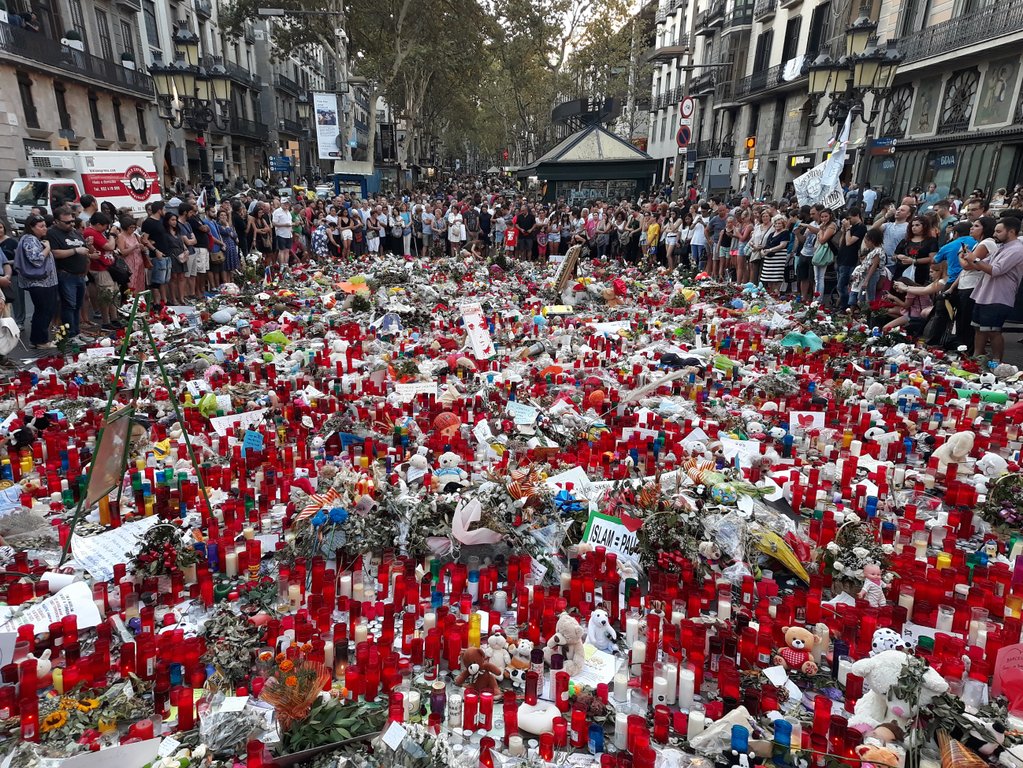 Avui fa anys de l'atemptat de la Rambla. Com cada any, des del campanar de Santa Maria del Pi, sonarà el toc de morts solemne. A les 16:50h. la mateixa hora de la tragèdia. Si l'escolteu, tingueu un pensament o una pregària per les víctimes