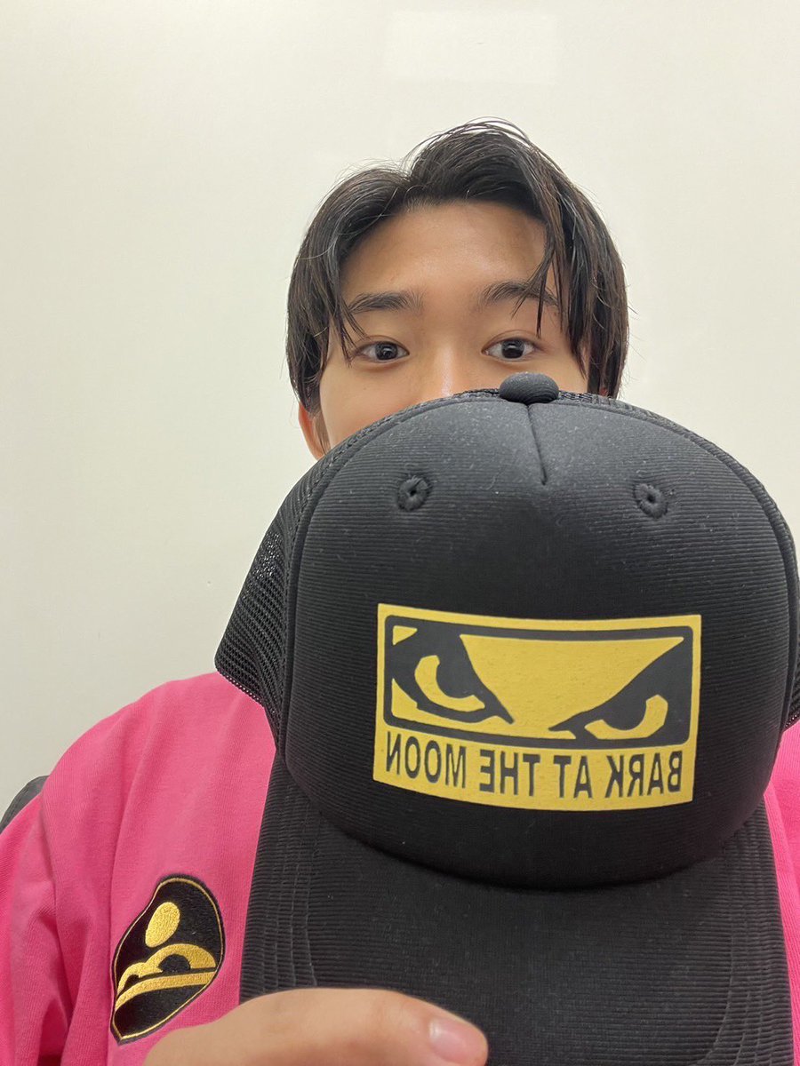 帽子を被って現場入りされるイメージがあったので！」と… 現場で、誕生