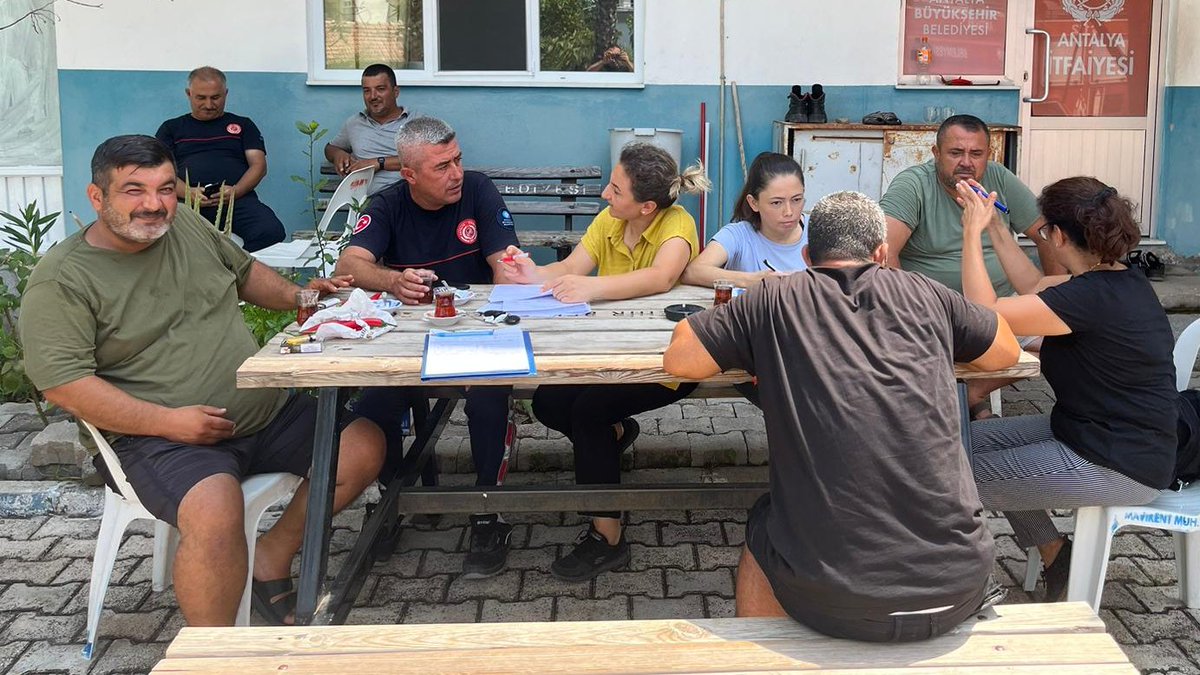 antalyailtarim's tweet photo. Teknik personelimiz #Kumluca'da biyolojik mücadelenin artırılmasına yönelik bilgilendirme faaliyeti gerçekleştirdi. #Kaş'ta Akdeniz meyve sineği ve #elmaiçkurdu için asılan tuzaklarda sayım yaptı. 
#GelecekTarımda
#TarımAntalyada

@gokhankaraca_
@ibrahimyumakli
@AntalyaValilik https://t.co/2wLQBV9aF2