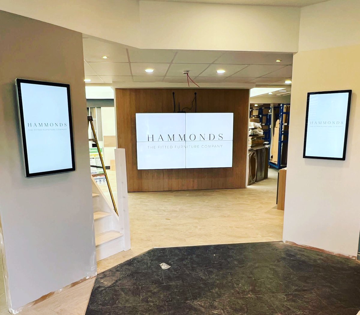 DSS_digitalsign's tweet photo. ⭐️New Project ⭐️ @HammondsNews new showroom digital signs #digitalscreens #videowall #digitalposters #windowscreens https://t.co/8mIekO0RVm
