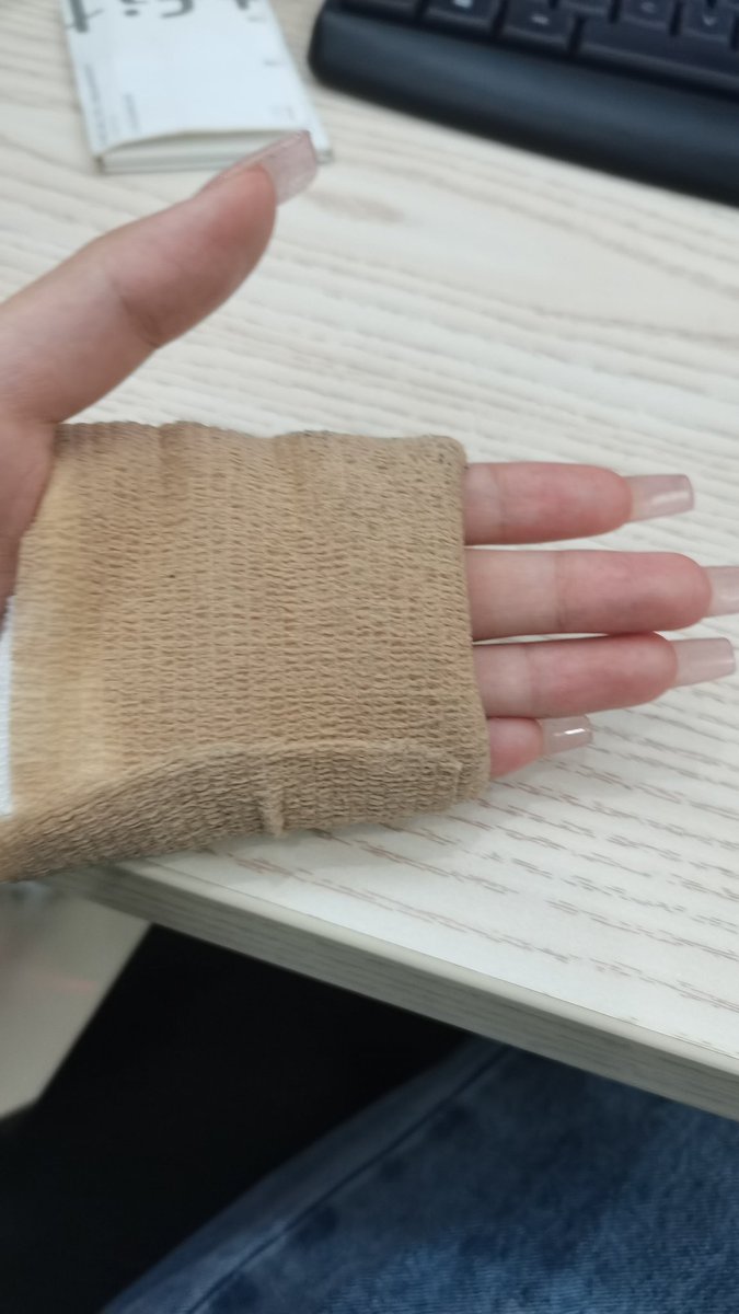 jesssie05729's tweet photo. 做梦都没想到有一天切火龙果能切到自己手 https://t.co/8oqCyiGzVy