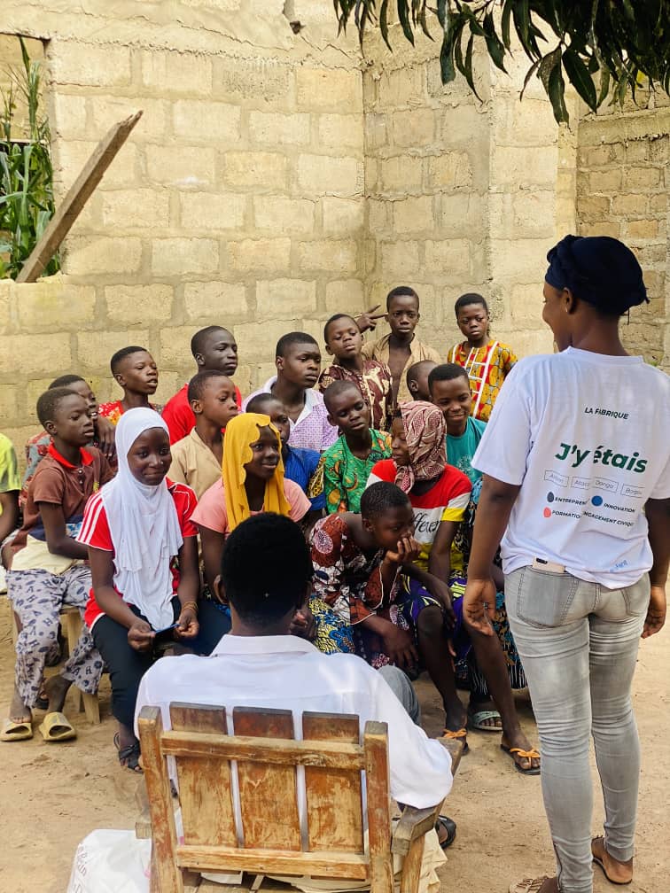 OumboukGenevive's tweet photo. Hello cher Méta!Chers ami.e.s amoureux du bien-être de la communauté. Dans le cadre de notre projet du programme #ADC229, nous avons effectué le 12/08/2023 une formation théorique avec les bénéficiaires du projet,en présence de l'organisation partenaire #APEPEONG. @UNICEF_Benin https://t.co/XUylgJQlIT