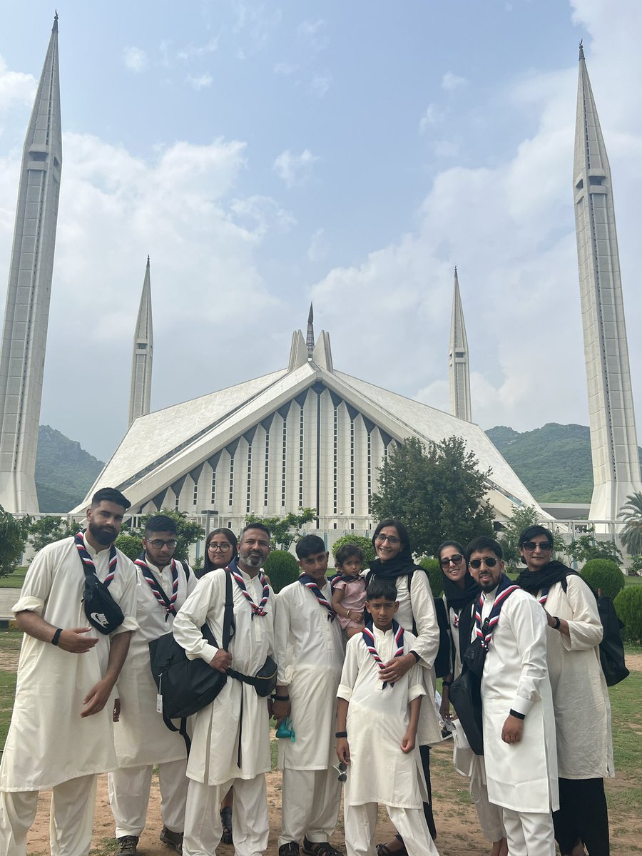 I may be a little biased but the picture of my two children in their neckers in front of the Faisal mosque may be one of my all time favourite pictures! 
Day 2 in Islamabad was Jumma and we prayed in one of the most beautiful mosques there is 💚