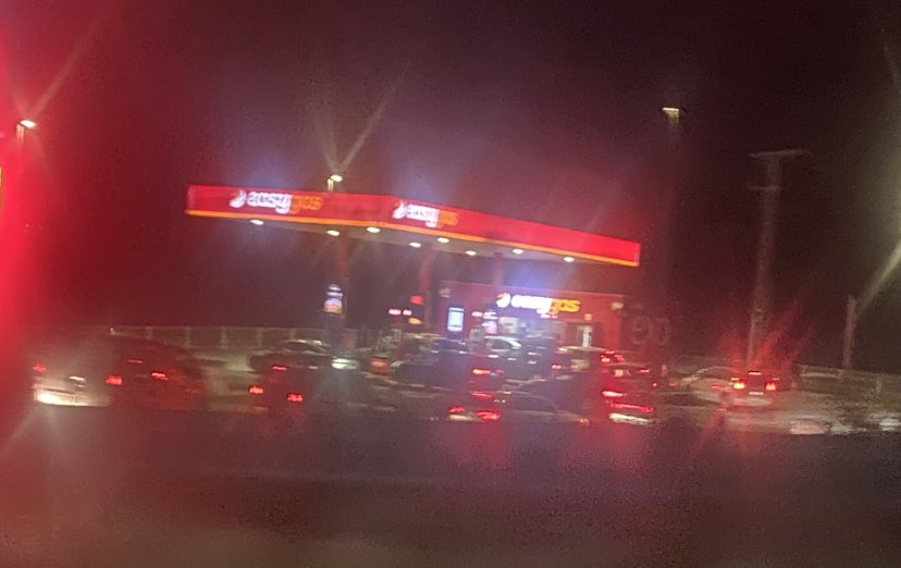De vergüenza intentar repostar en <a href="/EasyGasGroup/">EasyGas Group</a> de Onton. Foto de ayer a las 10 de la noche. Casi media hora para repostar. Una sola chica y prepago. Sin servicio atendido. La chica desquiciada por la cola y las quejas.