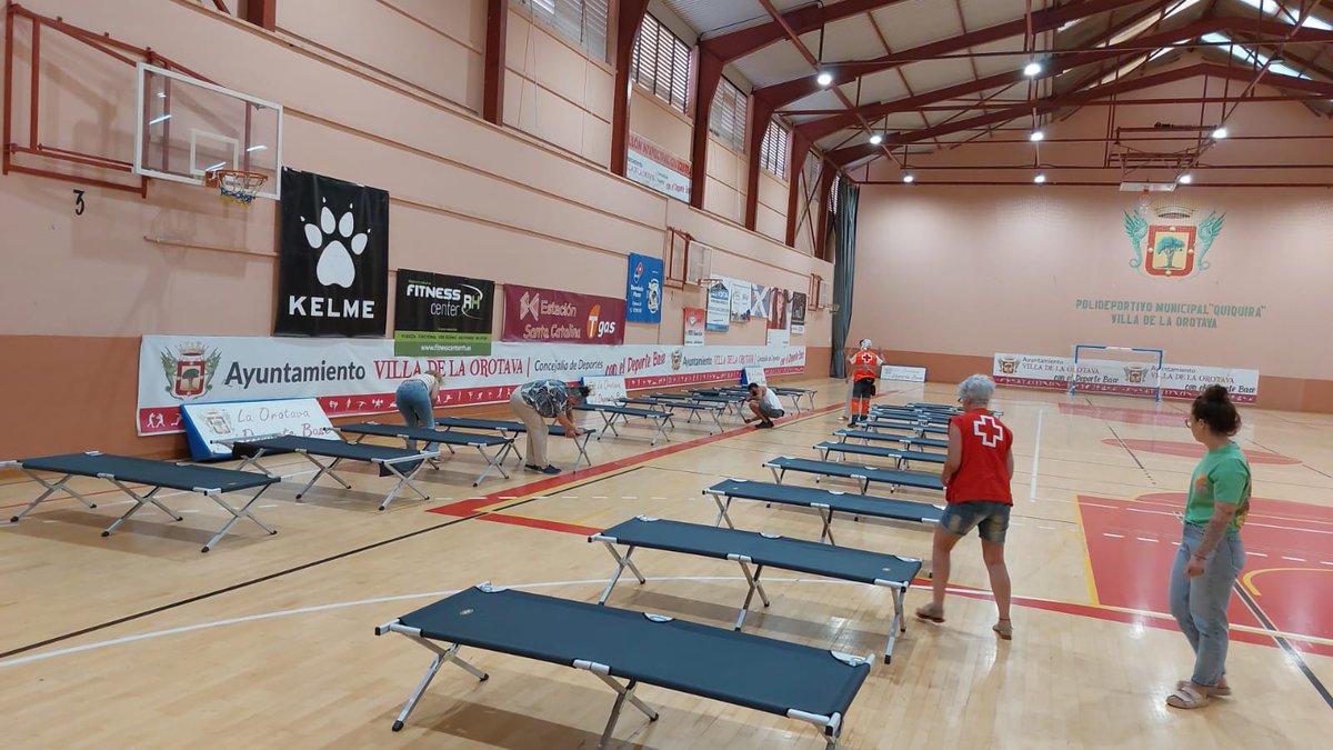 CruzRojaProvTfe's tweet photo. [#IFArafoCandelaria]🔥

En estos momentos estamos instalando otro albergue provisional en el Pabellón Deportivo Quiquirá, #LaOrotava.

Queremos agradecer a nuestro voluntariado su gran esfuerzo para contar con estos recursos con la rapidez que se requiere. Gracias por estar ahí🤗 https://t.co/Ch1K33FqJt