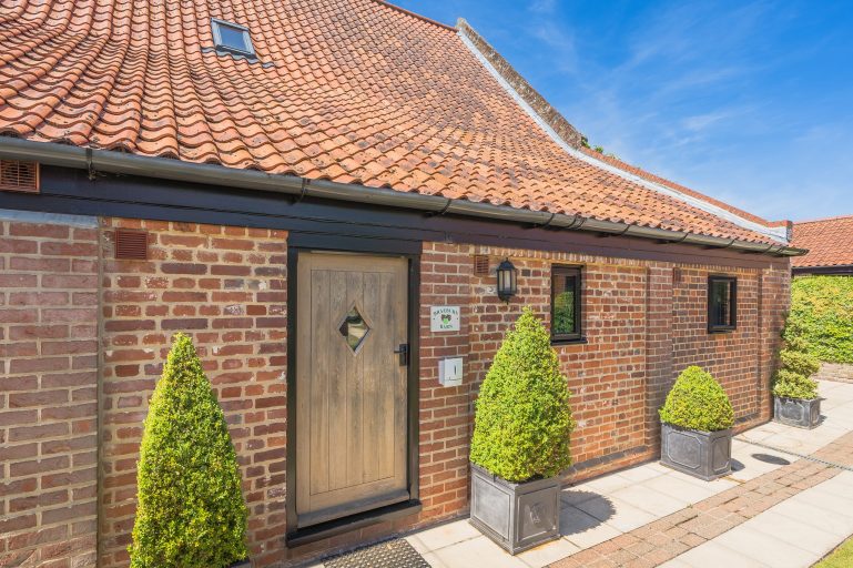 TheHolidayCots's tweet photo. Escape to Lower Wood Farm Country Cottages near Mautby, nestled in the heart of Norfolk's serene beauty. There is so much to do at Lower Wood Farm!

🛏️ Sleeps 1-9
https://t.co/RlCA8i0xtz

#LowerWoodFarmCottages #NorfolkGetaway #FamilyRetreat #HolidayEscape #CountryCottages https://t.co/RxYeZzau6p