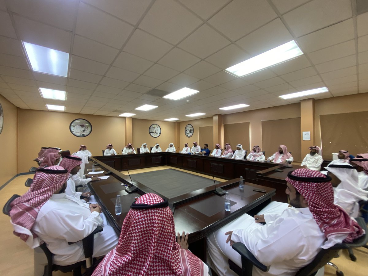 Najd_school's tweet photo. اجتماع منسوبي مدرسة #نجد_الثانوية للوقوف على استعدادات انطلاقة العام الدراسي ١٤٤٥ هـ. https://t.co/sjtsEwa9Ht