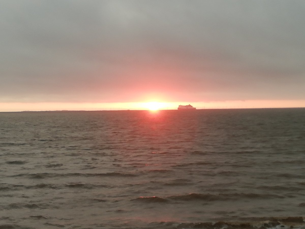 Benet_dart95's tweet photo. Sunrise in #Cleethorpes
#sunrise #beach #England #YORKSHIRE #meggies #sun #beautiful https://t.co/YN4AUJcz1i