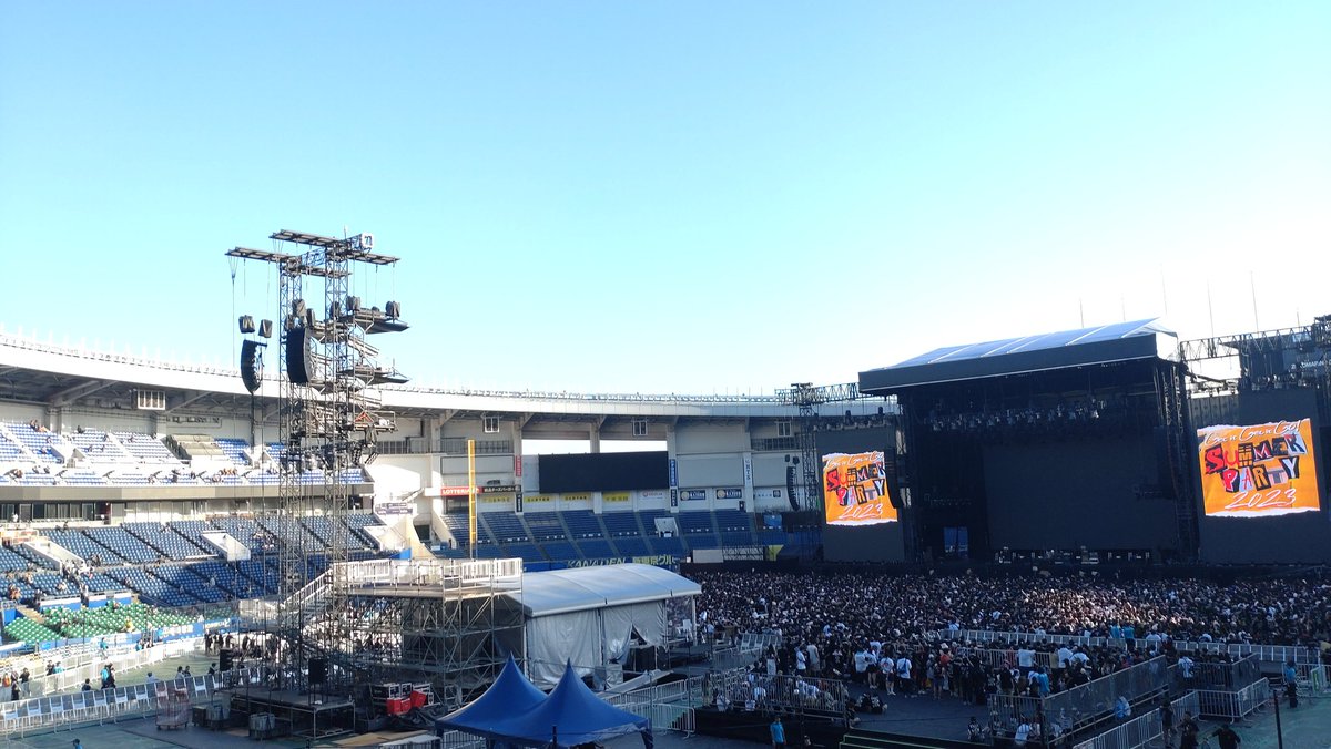 Mbeth6's tweet photo. 1塁側スタンドは日陰で涼しいが、３塁側は西��が直撃なんで注意‼️ #ELLEGARDEN #マリンスタジアム #Summerparty2023 https://t.co/xgcv2FMTnz
